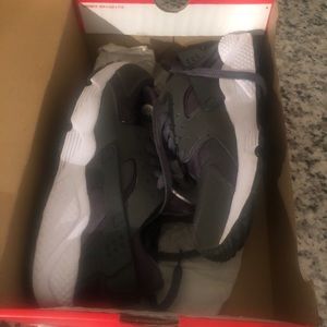 Used gray Nike huarache sneakers
